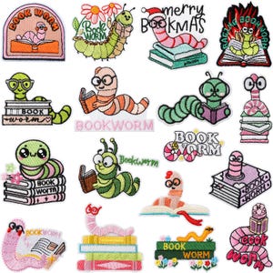 Op de afbeelding: Een verzameling kleurrijke geborduurde patches met verschillende boekenwurmen. De patches tonen boekenwurmen met boeken, brillen en feestelijke hoeden. Sommige patches bevatten de tekst "Book Worm" en "Merry Bookmas".