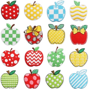 Pode incluir: Uma coleção de patches de maçã bordados em várias cores e padrões. Os desenhos incluem bolinhas, estrelas, xadrez e listras. Algumas maçãs têm laços ou texto. Cada patch tem uma folha verde.