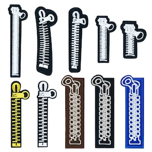 Puede incluir: Colección de parches bordados con forma de cremallera en varios colores, como blanco, negro, amarillo, marrón y azul. Cada parche presenta un diseño detallado de cremallera con una lengüeta en la parte superior. Ideales para personalizar ropa o accesorios.