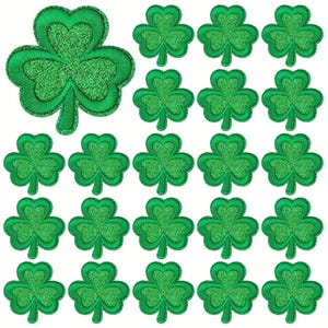 Può includere: Una collezione di toppe a forma di trifoglio verde con dettagli glitterati. Le toppe sono di varie dimensioni, con un grande trifoglio in alto a sinistra. Perfette per lavori creativi e decorazioni per San Patrizio.