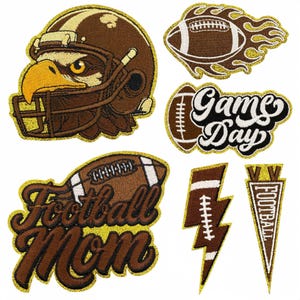 Peut inclure: Un ensemble d'écussons brodés sur le thème du football américain. Les motifs comprennent un casque de football avec un aigle, un ballon de football en feu, un ballon avec "Game Day", un ballon avec "Football Mom", un éclair de football et une bannière "Football".
