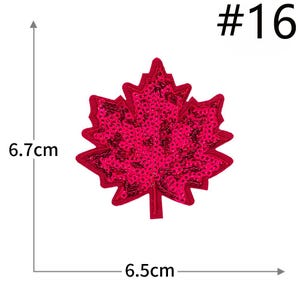 Pu&ograve; includere: Una toppa a forma di foglia d'acero rossa ricoperta di paillettes con un bordo cucito. La toppa &egrave; etichettata #16 e presenta linee di misurazione che indicano un'altezza di 6,7 cm e una larghezza di 6,5 cm per questo articolo ricamato.