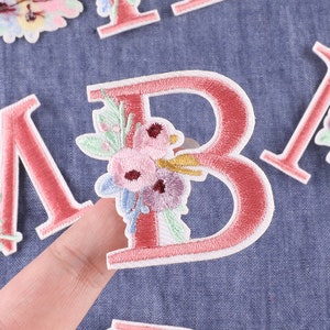 1,9 polegadas flor rosa letra bordado patch, DIY nome alfabeto patches apliques letras, letras patches para roupas bolsas, ferro em patch