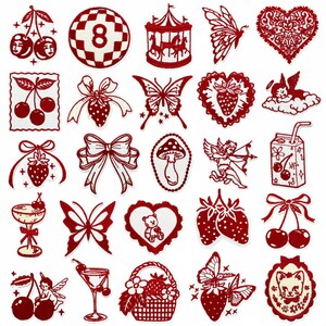Op de afbeelding: Een verzameling rood-witte geborduurde patches met diverse ontwerpen. De patches bevatten kersen, vlinders, aardbeien, strikken, een paddenstoel, een hart, een cherubijn, een melkpak, een cocktailglas, een mand met aardbeien, een kat en een 8-ball.
