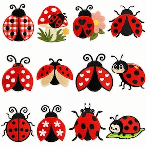Può includere: Una collezione di dodici toppe ricamate a forma di coccinella con vari disegni, tra cui motivi a quadretti rossi e bianchi, cuori, accenti floreali, funghi e coccinelle in stile cartone animato con punti neri su sfondo rosso.