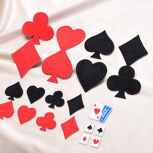 Un conjunto de parches termoadhesivos con símbolos de cartas de póquer, naipes, parches de club, parches de corazón, parches de diamantes, suministros para abrigos, camisetas y jeans