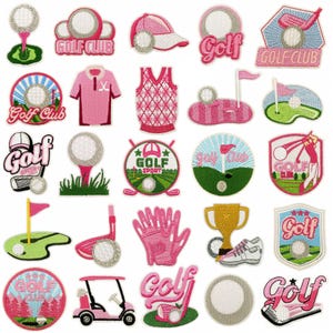 Pode incluir: Uma coleção de patches de golfe bordados em rosa e branco. Os patches apresentam bolas de golfe, tacos de golfe, chapéus e texto como "Golf Club" e "Golf Sport". Alguns patches retratam campos de golfe e um carrinho de golfe.