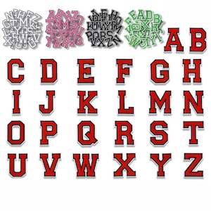Könnte beinhalten: Eine Sammlung von gestickten Alphabet-Aufnähern, die den vollständigen Satz von Buchstaben A bis Z in einer fetten roten Schrift mit schwarzer Umrandung zeigen. Über dem Hauptalphabet befinden sich vier kreisförmige Gruppen kleinerer Buchstaben in Weiß, Pink, Schwarz und Grün.