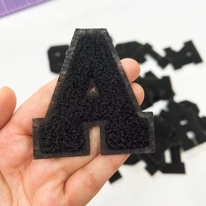 Parche termoadhesivo bordado de chenilla con letras negras de 2,7 pulgadas, ideal para hacer tú mismo, con nombre y alfabeto, para ropa, sombreros y accesorios.