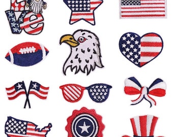 Può includere: Un set di 12 toppe da stirare con simboli americani patriottici, tra cui una stella, un cuore, un pallone da football, occhiali da sole, un fiocco, un cappello, un'aquila e un gnomo. Le toppe sono tutte rosse, bianche e blu e presentano la bandiera americana.