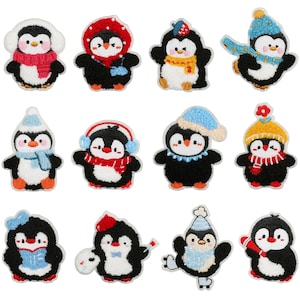 Peut inclure: Une collection de douze écussons brodés représentant des pingouins. Chaque pingouin, noir et blanc avec des pieds oranges, porte des accessoires d'hiver : bonnets, écharpes, et cache-oreilles. Les écussons ont un style de dessin animé.