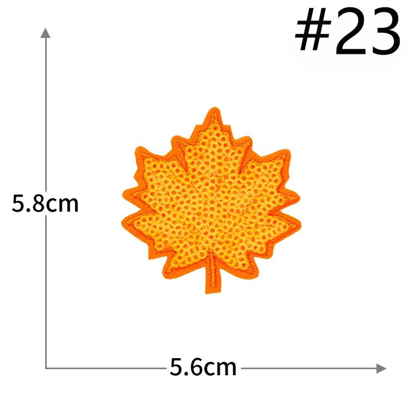 Pu&ograve; includere: Una toppa a forma di foglia d'acero arancione con una superficie testurizzata e un bordo arancione pieno. La toppa &egrave; contrassegnata con #23 ed &egrave; mostrata con linee di misurazione che indicano un'altezza di 5,8 cm e una larghezza di 5,6 cm.