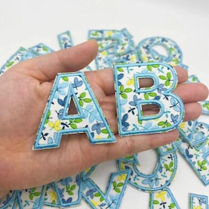 Patch bordado de letras de flores azuis de 2,0 polegadas, apliques de letras de alfabeto de nome faça você mesmo, patches de letras para bolsas de roupas, patch de ferro