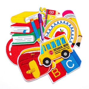 Pode incluir: Uma coleção de patches bordados com tema escolar. Inclui um ônibus escolar amarelo, livros, lápis, uma maçã, um arco-íris e blocos ABC. Os patches são em várias cores, incluindo vermelho, amarelo, azul e verde.