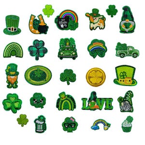 Op de afbeelding: Een set van 25 strijkbare patches met verschillende ontwerpen met een St. Patrick's Day-thema. De patches zijn groen, goud en zwart en bevatten klavers, kabouters en andere Ierse symbolen.