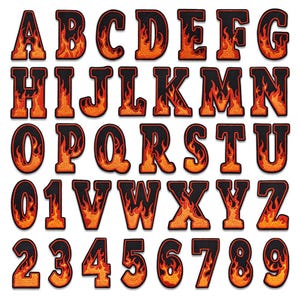 Op de afbeelding: Een verzameling geborduurde strijkpatches met het volledige alfabet van A tot Z en de cijfers 0 tot 9. Elk teken is uitgevoerd in een vetgedrukt lettertype met een zwarte achtergrond en een levendig oranje en geel vlammenpatroon.