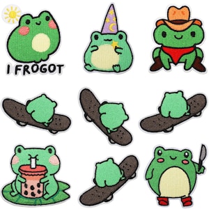 Könnte beinhalten: Eine Sammlung von aufgestickten Aufnähern mit Cartoon-Fröschen in verschiedenen Posen. Ein Aufnäher hat den Text "I Frogot". Andere Aufnäher zeigen Frösche mit einem Zaubererhut, Cowboyhut, auf Skateboards, die Boba trinken und ein Messer halten.