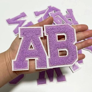 Toppa ricamata in ciniglia con lettere viola, da stirare, con applicazione fai da te, per badge con nome, alfabeto, per abbigliamento, borse, accessori dalla A alla Z.