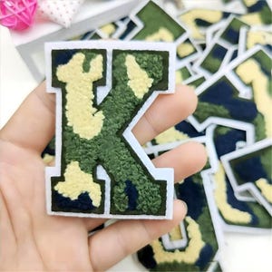 Parche termoadhesivo bordado de chenilla con letras de camuflaje de 2,8 pulgadas, ideal para hacer tú mismo, para ropa, bolsos, accesorios A-Z