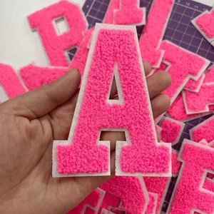Toppa in ciniglia con lettere rosa grandi, toppe ricamate fai da te con nome dell'alfabeto per abbigliamento, cappelli, borse e accessori, toppa stirabile