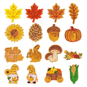 Può includere: Una collezione di sedici toppe ricamate con disegni di paillettes raffiguranti foglie autunnali, un girasole, una pigna, una ghianda, una zucca, uno scoiattolo, funghi, uno gnomo, un carro con zucche e mais, con il testo Hello Fall.