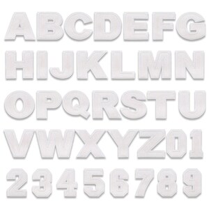 Könnte beinhalten: Eine Sammlung weißer Aufbügler mit dem vollständigen Alphabet von A bis Z und den Ziffern 0 bis 9. Jeder Buchstabe und jede Zahl ist in einer fetten Blockschrift im Varsity-Stil mit einer sauberen, gestickten Umrandung gestaltet.