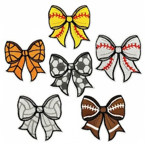 Puede incluir: Lazos bordados con temas deportivos: softbol, baloncesto, fútbol, béisbol, voleibol y fútbol americano. Cada lazo presenta costuras detalladas y colores vibrantes, ideal para manualidades o decoración de artículos deportivos.