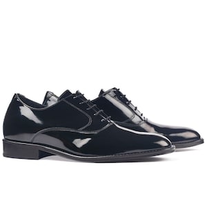 Taller. Patent leather. Elevator shoes to grow +7cm. Exterior in morocco calfskin. Interior lined in fine leather.