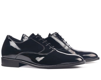 Taller. Patent leather. Elevator shoes to grow +7cm. Exterior in morocco calfskin. Interior lined in fine leather.