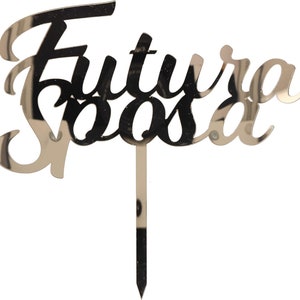 Può includere: Topper per torta in acrilico a specchio dorato con il testo "Futura Sposa" in un font corsivo.
