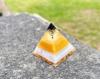 Presse-papier pyramide jaune et or fabriqué à la main - Décoration de bureau élégante et cadeau unique pour toutes les occasions