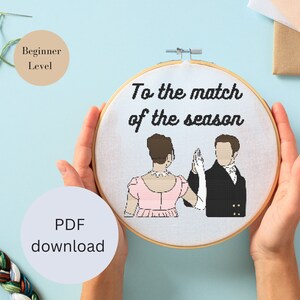 Könnte beinhalten: Ein Kreuzstich-Stickrahmen mit dem Text "To the match of the season" und einem pixeligen Bild eines Paares. Die Frau trägt ein rosa Kleid, der Mann einen schwarzen Anzug. Die Wörter "PDF download" und "Beginner Level" sind ebenfalls sichtbar.