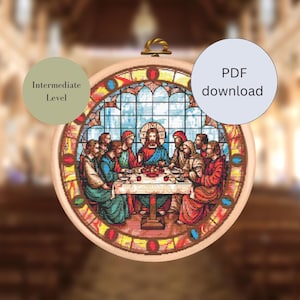 Könnte beinhalten: Ein Kreuzstich-Muster aus Buntglas mit dem Abendmahl. Das Muster ist in einem runden Reifen gerahmt und enthält den Text "PDF-Download" und "Mittleres Niveau".