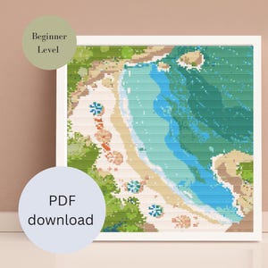 Op de afbeelding: Een kruissteekpatroon van een strandscène met blauw water, wit zand en groene bomen. Het patroon is gemarkeerd met "Beginner Level" en is beschikbaar als PDF-download.