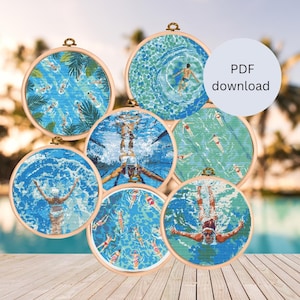 Könnte beinhalten: Set mit 7 Stickmustern, die Schwimmer in einem Schwimmbad zeigen. Die Muster sind in den Farben Blau, Grün und Weiß gehalten und werden in runden, hölzernen Stickrahmen präsentiert. Der Text "PDF-Download" ist in der oberen rechten Ecke des Bildes sichtbar.