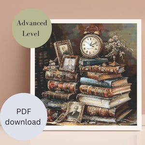 Könnte beinhalten: Ein Kreuzstichmuster mit einem Stillleben aus Büchern, gerahmten Porträts und einer Vintage-Uhr. Das Bild enthält den Text "Advanced Level" und "PDF download". Die Farbpalette wird von Braun-, Blau- und Goldtönen dominiert.
