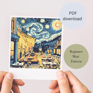 Könnte beinhalten: Ein digitaler Download eines anfängerfreundlichen Kreuzstich-Musters mit einer Mini-Version von Vincent van Goghs Gemälde "Sternennacht". Das Muster befindet sich in einem Polaroid-Rahmen.
