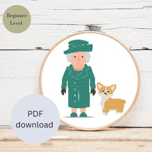Könnte beinhalten: Kreuzstichmuster mit einer Cartoon-Illustration von Queen Elizabeth II, die einen grünen Mantel und Hut trägt, mit einem Corgi-Hund an ihrer Seite. Das Muster ist mit "Anfänger-Level" und "PDF-Download" gekennzeichnet.