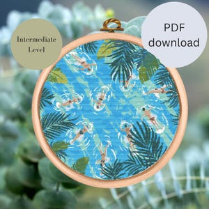 Op de afbeelding: Een kruissteekpatroon met een cirkelvormig ontwerp van mensen die zwemmen in een zwembad met tropische planten. Het patroon is gemarkeerd met "Gemiddeld Niveau" en is beschikbaar als PDF-download.