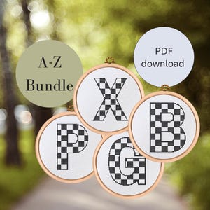 Könnte beinhalten: Ein A-Z-Paket mit Kreuzstichmustern mit schwarz-weiß karierten Buchstaben in Stickrahmen. PDF-Download.