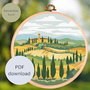 Könnte beinhalten: Ein Kreuzstichmuster, das eine malerische italienische Landschaft mit einem gelben Gebäude, sanften Hügeln und Zypressen zeigt. Das Muster ist mit "Mittleres Niveau" gekennzeichnet und als PDF-Download verfügbar.