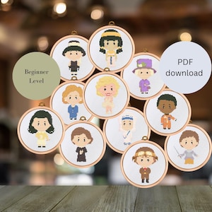 Könnte beinhalten: Ein Set mit 10 runden Stickmustern mit verschiedenen Comicfiguren. Die Muster sind für Anfänger geeignet und als PDF-Download erhältlich.