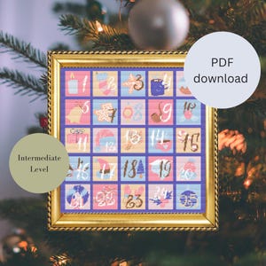 Puede incluir: Un patrón de punto de cruz para un calendario de adviento navideño con fondo morado y detalles en rosa, amarillo y azul. El patrón presenta los números del 1 al 24 con varias ilustraciones de temática navideña.