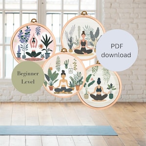 Könnte beinhalten: Vier Stickmuster mit Frauen in Yoga-Posen, umgeben von Pflanzen. Die Muster sind mit "Anfänger-Level" gekennzeichnet und als PDF-Download verfügbar.