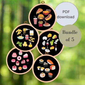 Peut inclure: Un ensemble de cinq motifs de broderie sur le thème de la nourriture. Les motifs comprennent des pizzas, des hamburgers, des pâtes, du fromage, des sushis et des cupcakes. Chaque motif est présenté sur un cercle noir avec un cadre en bois.