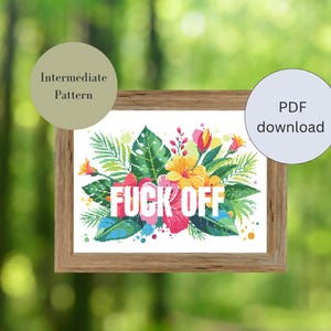 Könnte beinhalten: Ein gerahmtes Kreuzstichmuster mit einem tropischen Blumendesign und den Worten "FUCK OFF" in Weiß. Das Design zeigt rosa, gelbe und grüne Blumen und Blätter. Der Rahmen ist aus hellem Holz. Das Bild enthält auch den Text "Intermediate Pattern" und "PDF download".