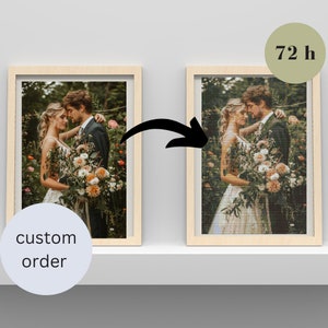 Könnte beinhalten: Zwei gerahmte Fotos eines Paares in einer Gartenkulisse. Das Paar ist in Hochzeitskleidung gekleidet und hält einen Blumenstrauß. Die Fotos sind in Holzrahmen mit weißem Hintergrund.