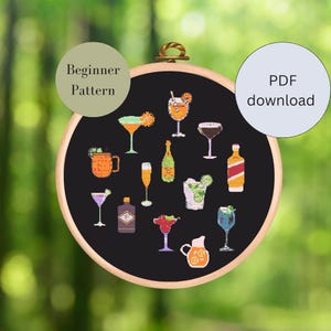 Könnte beinhalten: Ein schwarz-weißes Kreuzstichmuster mit verschiedenen Cocktails und Getränken, darunter eine Margarita, ein Martini, ein Mimosa und ein Moscow Mule. Das Muster ist in einem Holzreifen gerahmt und mit "Beginner Pattern" beschriftet.