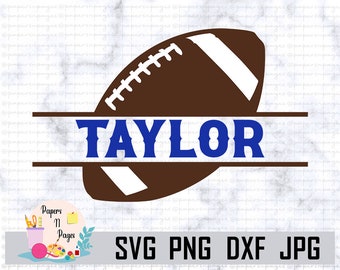 以下が含まれることがあります： 白い紐のついた茶色のアメリカンフットボールと、中央に「TAYLOR」と書かれた青いバナー