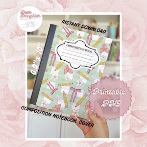 Può includere: Copertina di quaderno di composizione con sfondo verde pastello, con un motivo di matite gialle, fiocchi rosa e fiori bianchi. Il quaderno misura 17,5 cm x 25,4 cm e riporta le parole "Composition Book" sull'etichetta. È visibile anche il testo "Instant Download" e "Printable PNG".